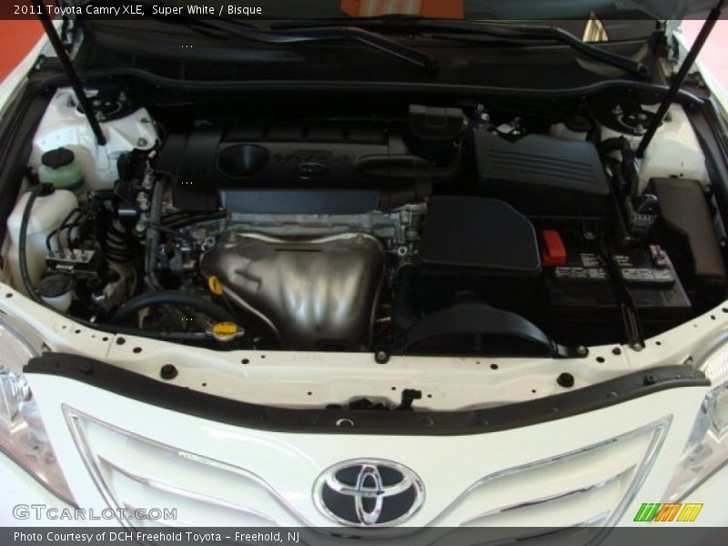 Super White / Bisque 2011 Toyota Camry XLE