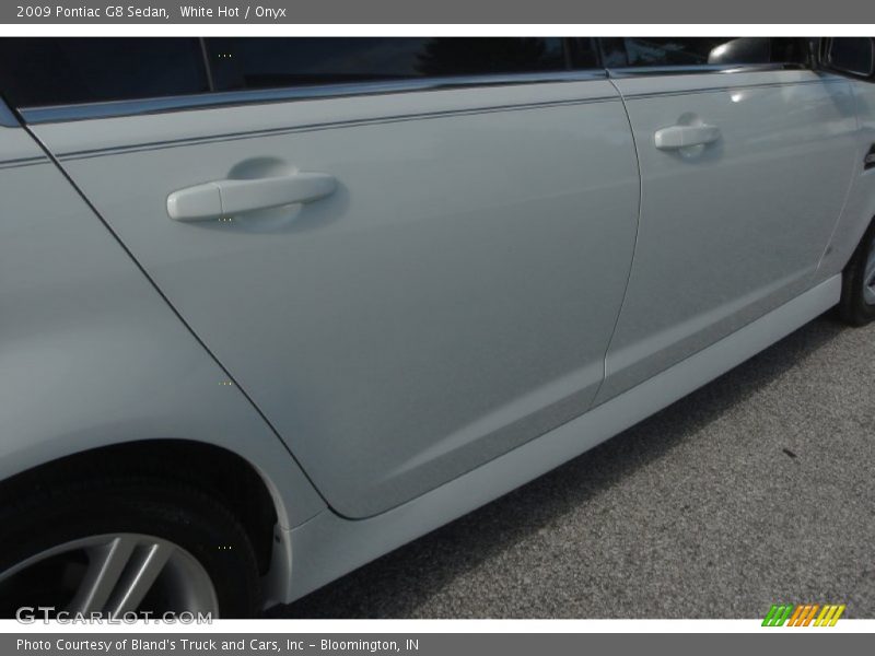 White Hot / Onyx 2009 Pontiac G8 Sedan