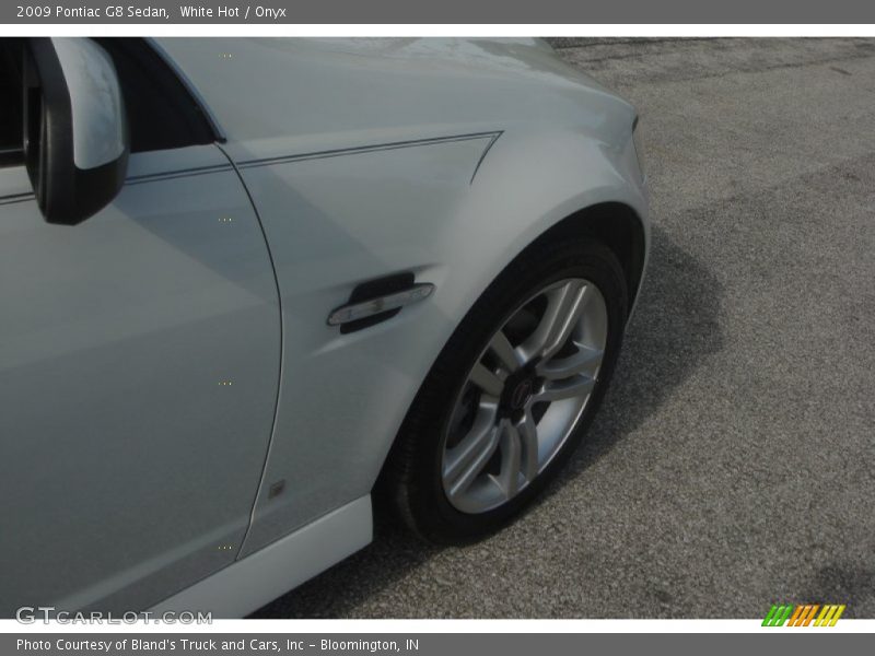 White Hot / Onyx 2009 Pontiac G8 Sedan