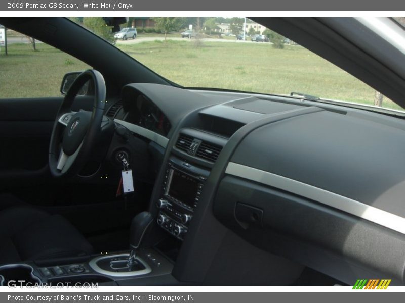 White Hot / Onyx 2009 Pontiac G8 Sedan