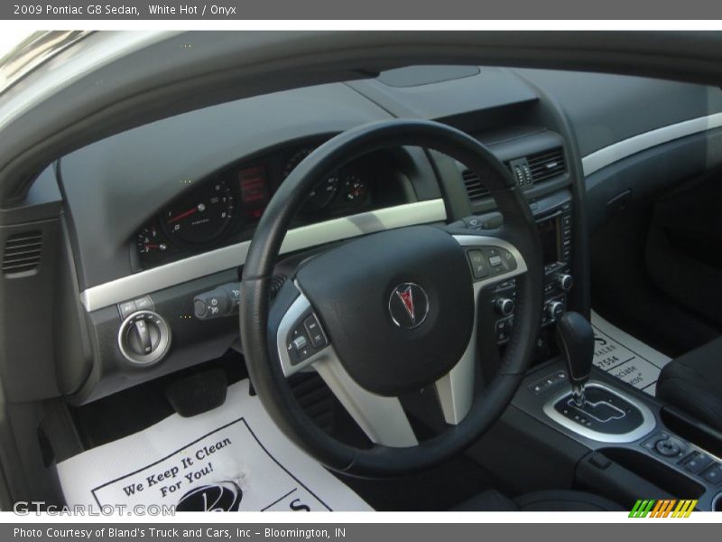 White Hot / Onyx 2009 Pontiac G8 Sedan