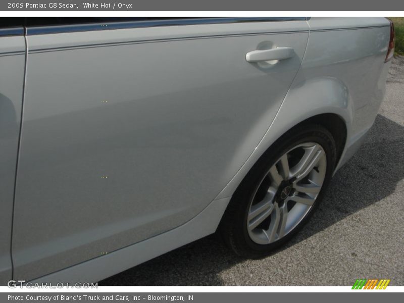 White Hot / Onyx 2009 Pontiac G8 Sedan