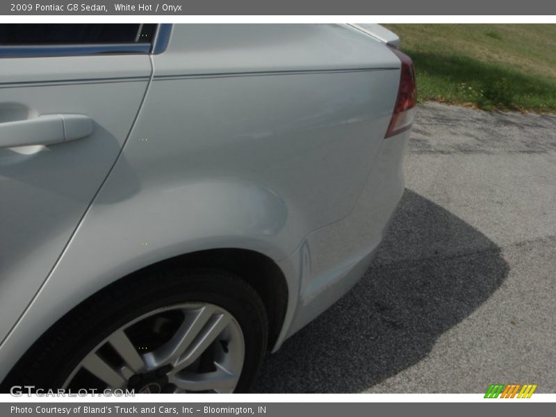 White Hot / Onyx 2009 Pontiac G8 Sedan