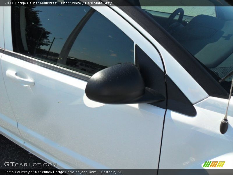 Bright White / Dark Slate Gray 2011 Dodge Caliber Mainstreet