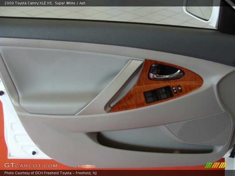 Super White / Ash 2009 Toyota Camry XLE V6
