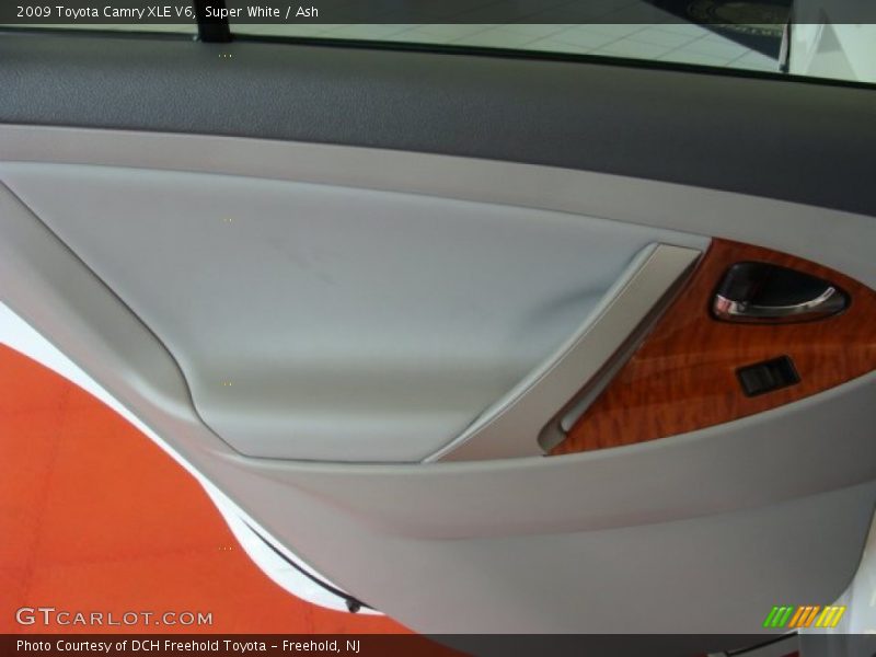 Super White / Ash 2009 Toyota Camry XLE V6