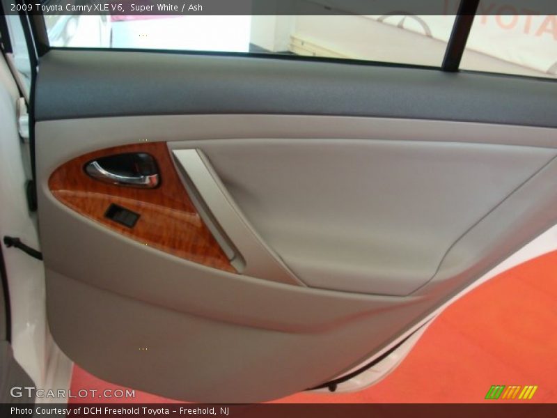 Super White / Ash 2009 Toyota Camry XLE V6
