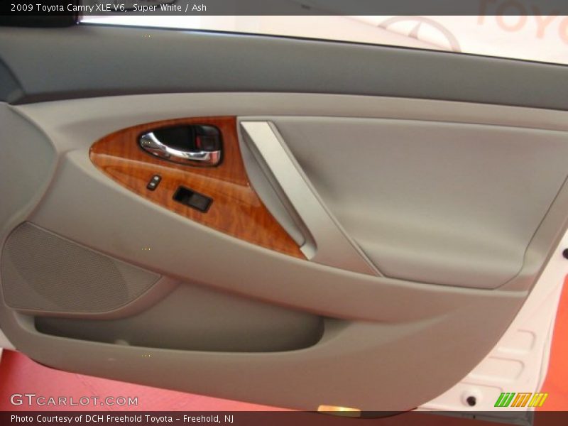 Super White / Ash 2009 Toyota Camry XLE V6