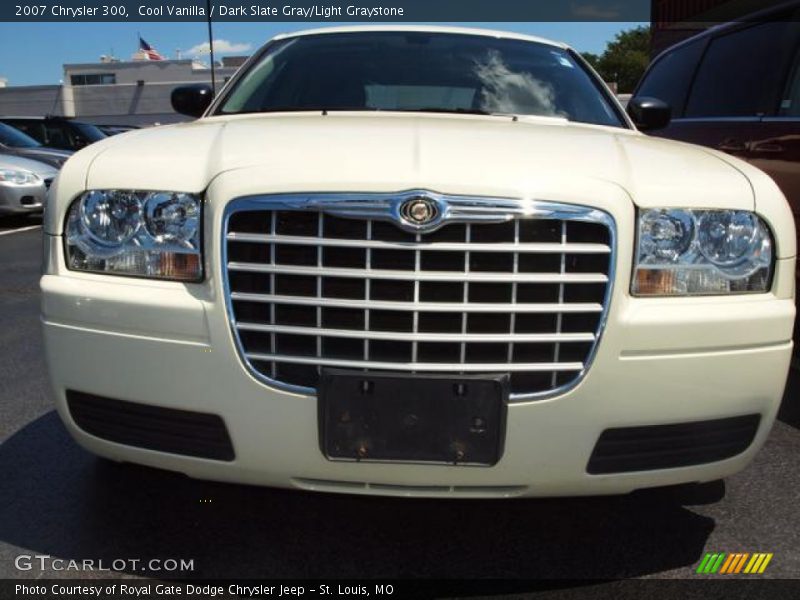 Cool Vanilla / Dark Slate Gray/Light Graystone 2007 Chrysler 300