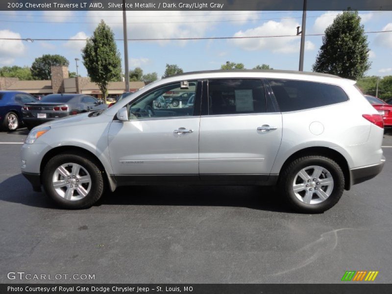 Silver Ice Metallic / Dark Gray/Light Gray 2009 Chevrolet Traverse LT AWD