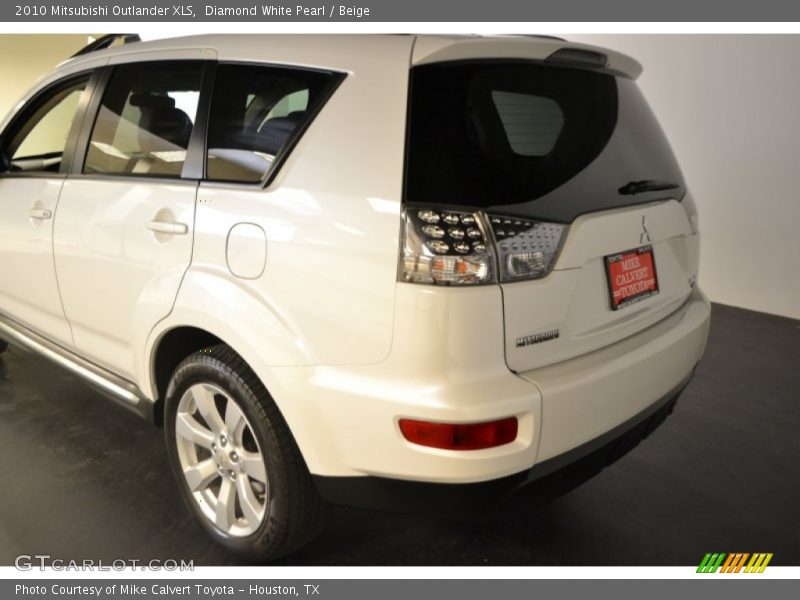 Diamond White Pearl / Beige 2010 Mitsubishi Outlander XLS