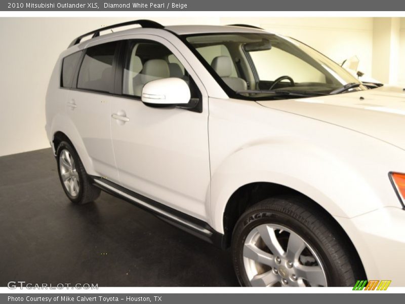 Diamond White Pearl / Beige 2010 Mitsubishi Outlander XLS