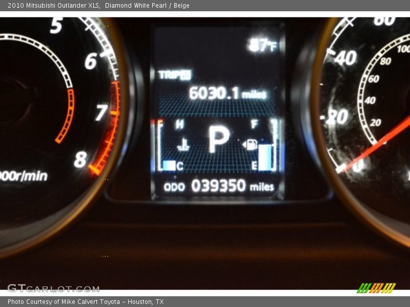 Diamond White Pearl / Beige 2010 Mitsubishi Outlander XLS