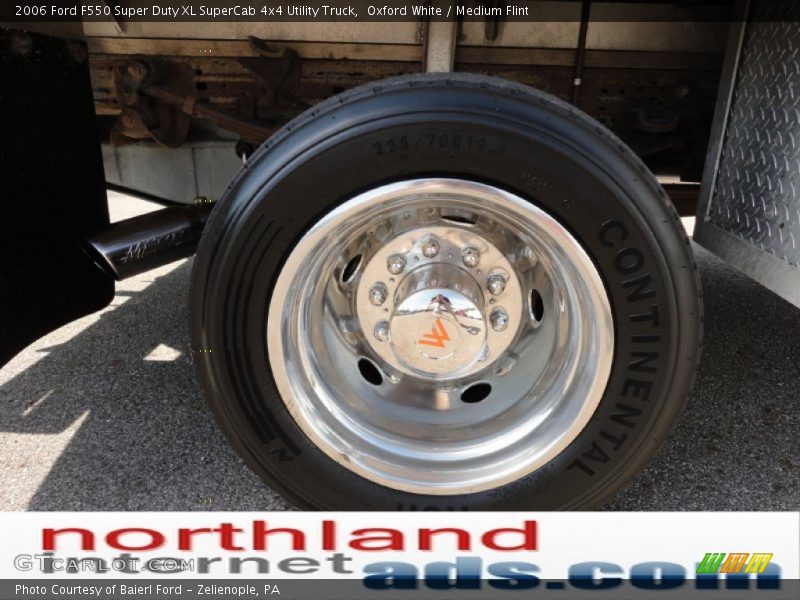Oxford White / Medium Flint 2006 Ford F550 Super Duty XL SuperCab 4x4 Utility Truck