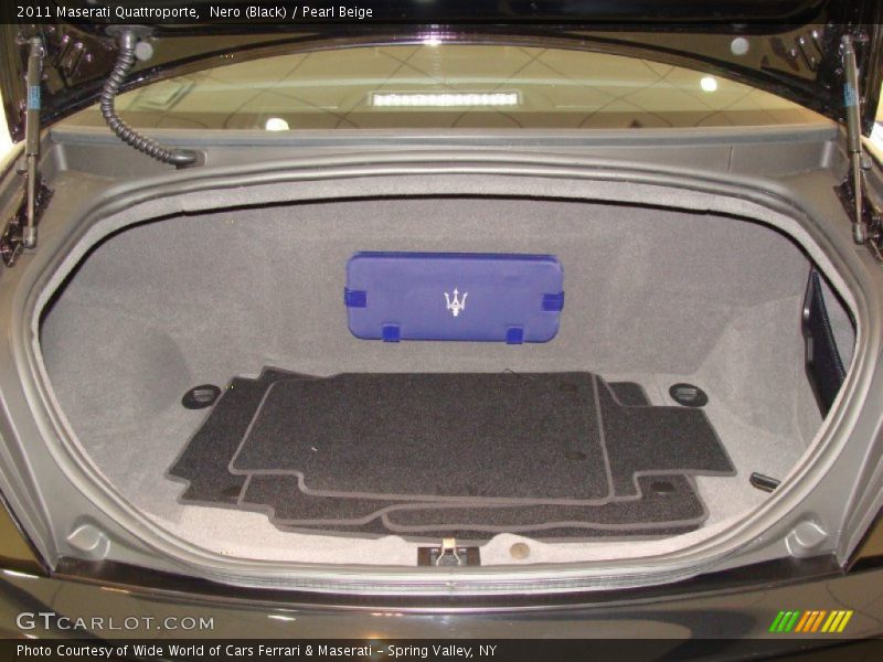 Nero (Black) / Pearl Beige 2011 Maserati Quattroporte