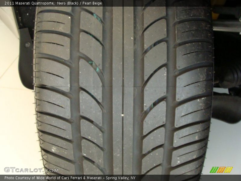 Nero (Black) / Pearl Beige 2011 Maserati Quattroporte
