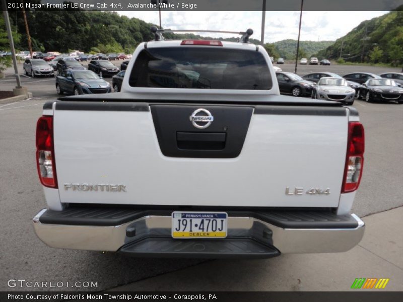 Avalanche White / Beige 2010 Nissan Frontier LE Crew Cab 4x4