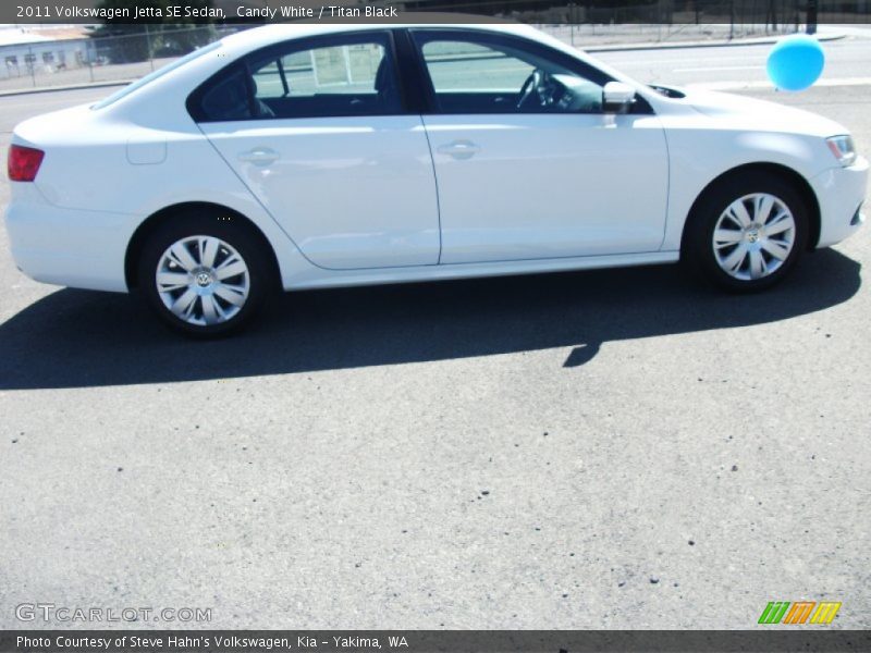 Candy White / Titan Black 2011 Volkswagen Jetta SE Sedan