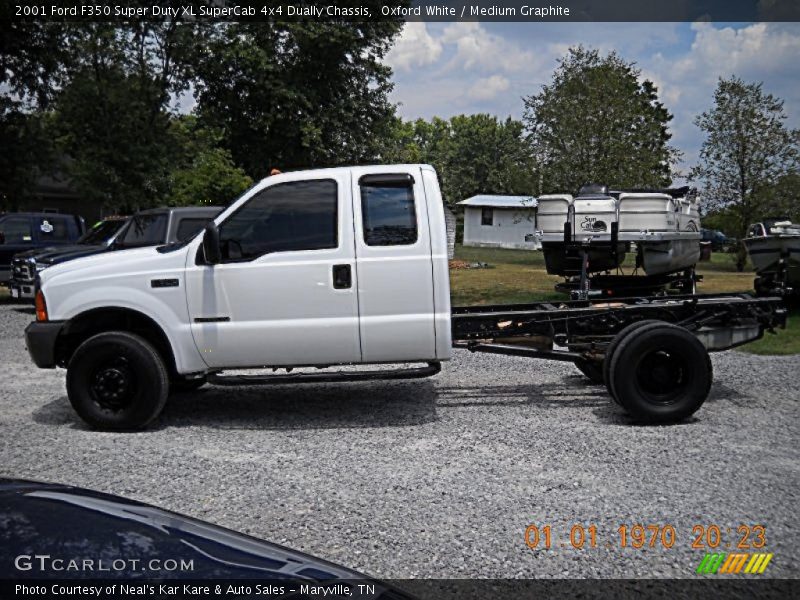Oxford White / Medium Graphite 2001 Ford F350 Super Duty XL SuperCab 4x4 Dually Chassis