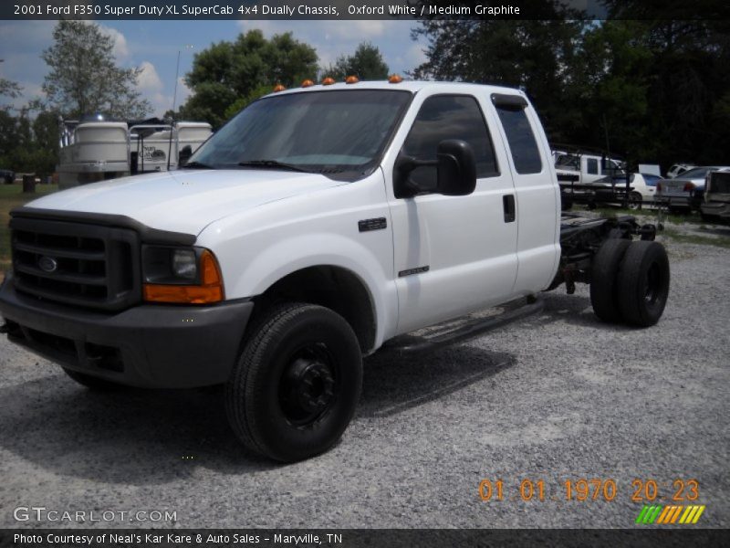 Oxford White / Medium Graphite 2001 Ford F350 Super Duty XL SuperCab 4x4 Dually Chassis