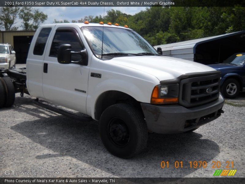Oxford White / Medium Graphite 2001 Ford F350 Super Duty XL SuperCab 4x4 Dually Chassis