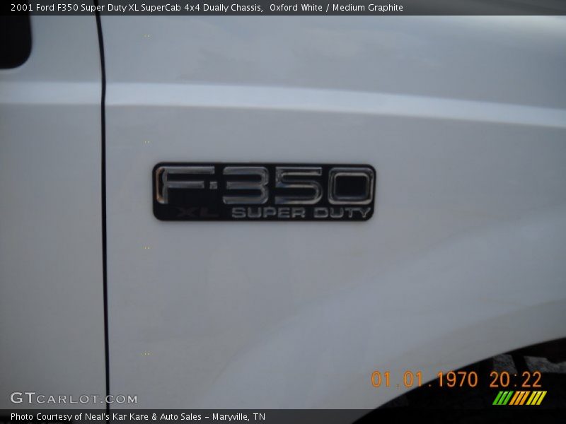 Oxford White / Medium Graphite 2001 Ford F350 Super Duty XL SuperCab 4x4 Dually Chassis