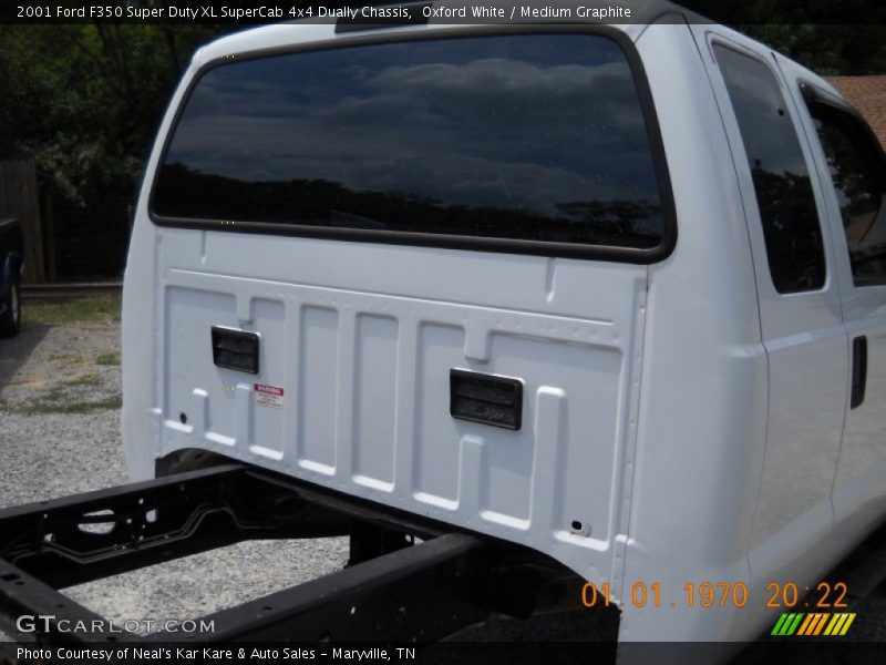 Oxford White / Medium Graphite 2001 Ford F350 Super Duty XL SuperCab 4x4 Dually Chassis