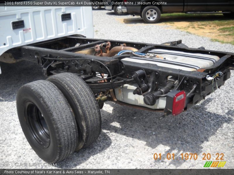 Oxford White / Medium Graphite 2001 Ford F350 Super Duty XL SuperCab 4x4 Dually Chassis