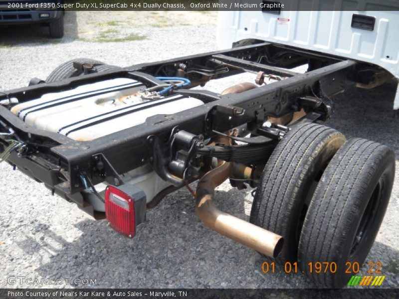 Oxford White / Medium Graphite 2001 Ford F350 Super Duty XL SuperCab 4x4 Dually Chassis