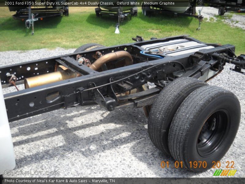 Oxford White / Medium Graphite 2001 Ford F350 Super Duty XL SuperCab 4x4 Dually Chassis