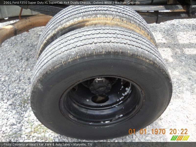 Oxford White / Medium Graphite 2001 Ford F350 Super Duty XL SuperCab 4x4 Dually Chassis