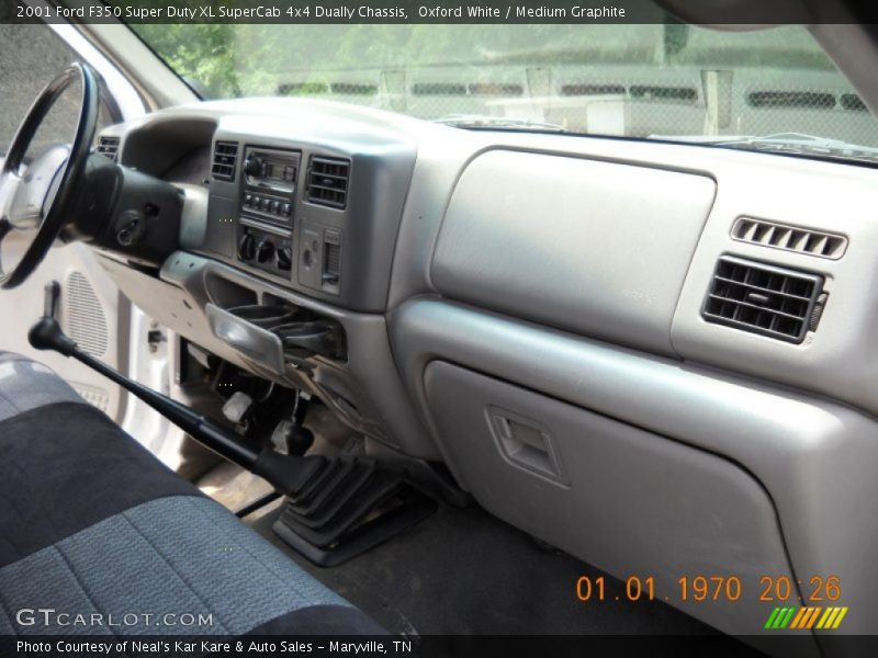 Oxford White / Medium Graphite 2001 Ford F350 Super Duty XL SuperCab 4x4 Dually Chassis