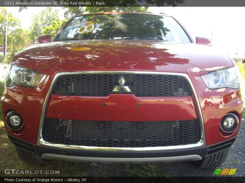 Rally Red Metallic / Black 2011 Mitsubishi Outlander SE