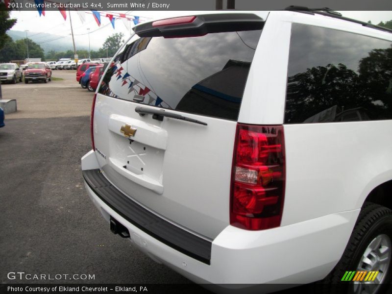 Summit White / Ebony 2011 Chevrolet Suburban LS 4x4