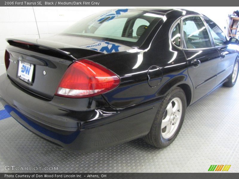 Black / Medium/Dark Flint Grey 2006 Ford Taurus SE