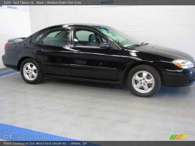 Black / Medium/Dark Flint Grey 2006 Ford Taurus SE
