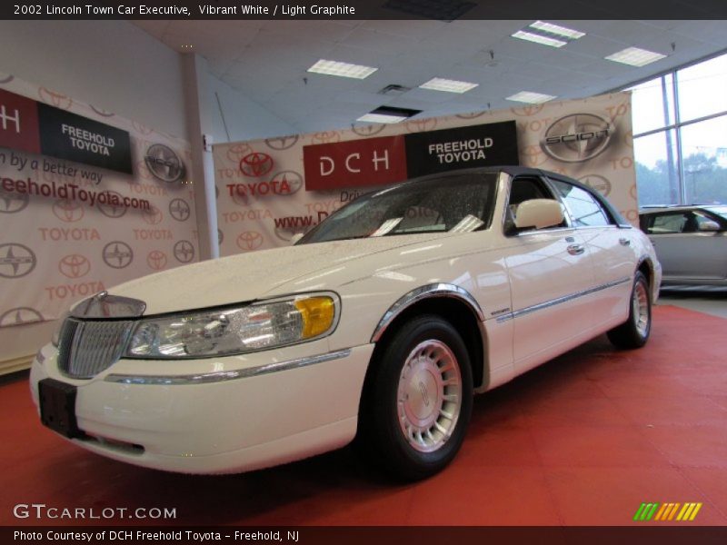 Vibrant White / Light Graphite 2002 Lincoln Town Car Executive