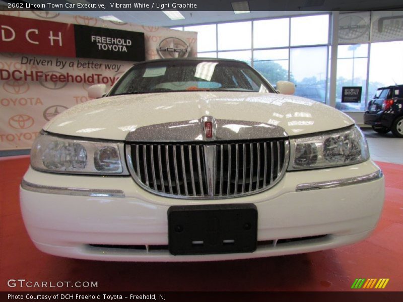 Vibrant White / Light Graphite 2002 Lincoln Town Car Executive