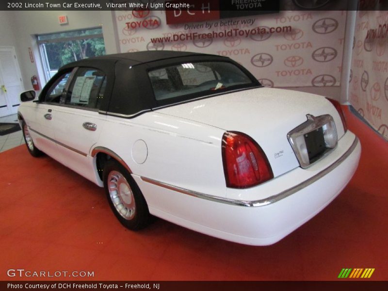 Vibrant White / Light Graphite 2002 Lincoln Town Car Executive