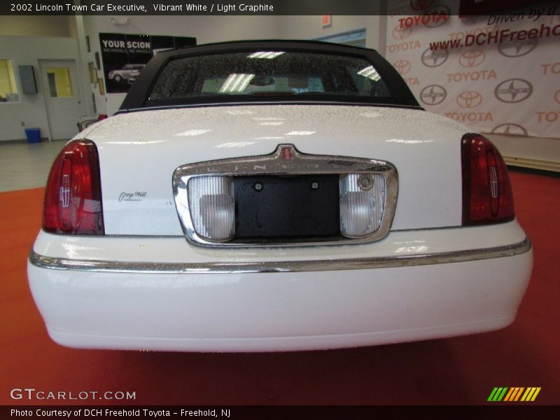 Vibrant White / Light Graphite 2002 Lincoln Town Car Executive