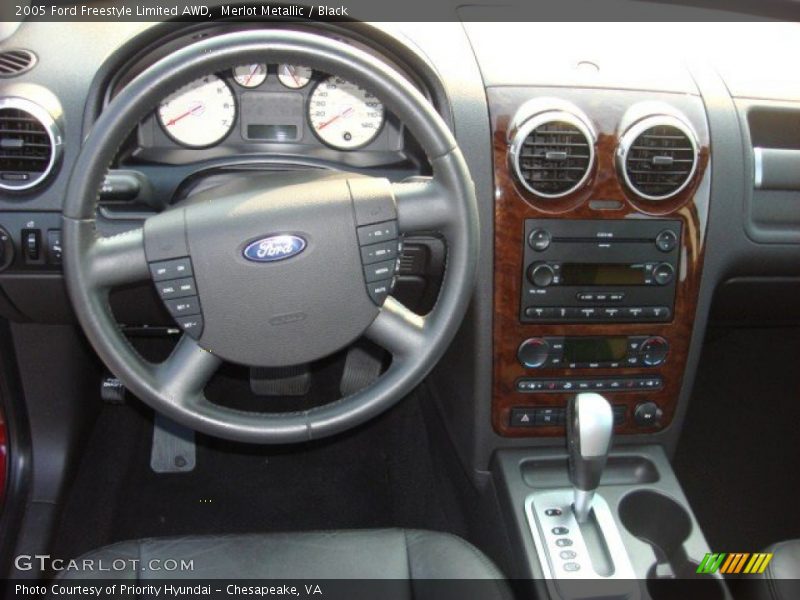 Dashboard of 2005 Freestyle Limited AWD