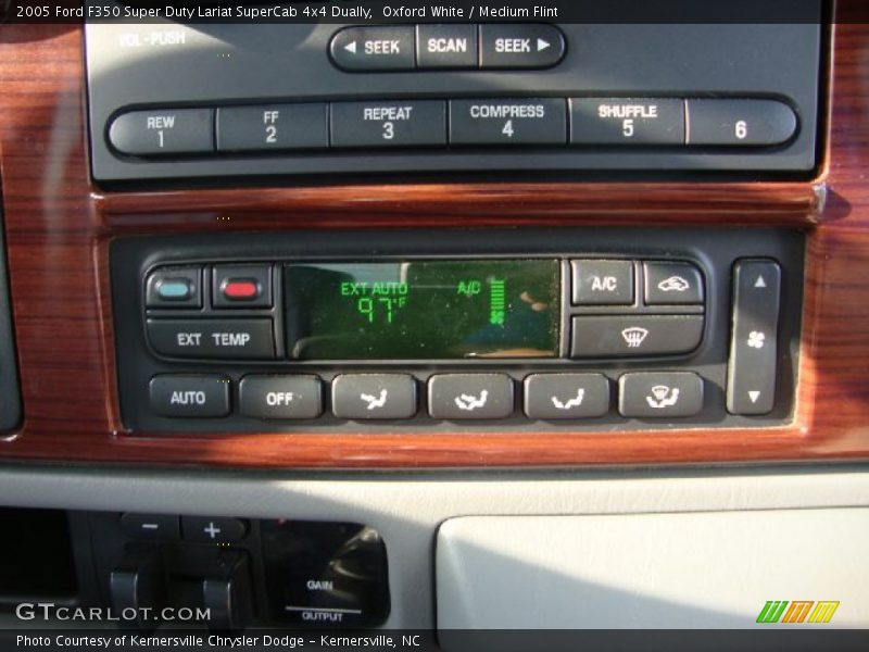 Controls of 2005 F350 Super Duty Lariat SuperCab 4x4 Dually