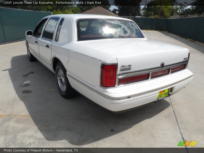 Performance White / Dark Red 1995 Lincoln Town Car Executive