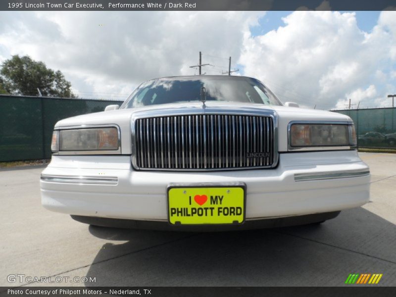 Performance White / Dark Red 1995 Lincoln Town Car Executive