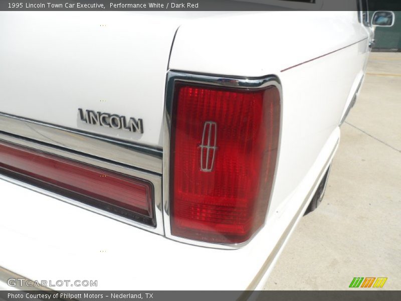 Performance White / Dark Red 1995 Lincoln Town Car Executive