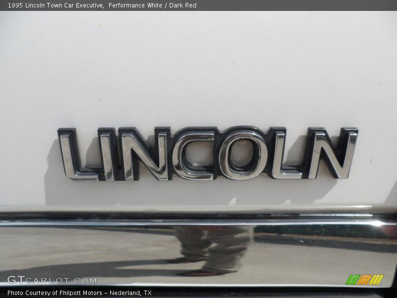 Performance White / Dark Red 1995 Lincoln Town Car Executive