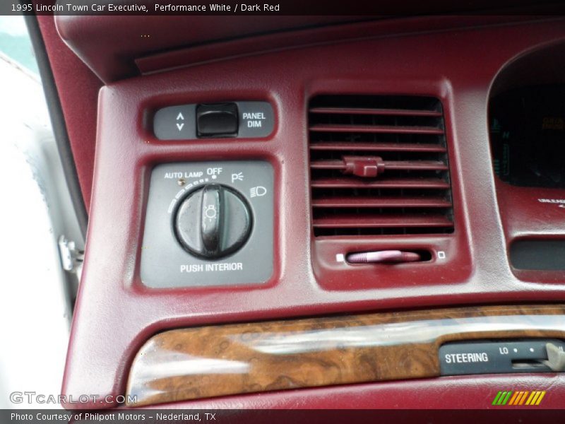 Performance White / Dark Red 1995 Lincoln Town Car Executive
