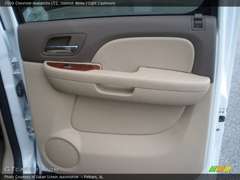 Summit White / Light Cashmere 2009 Chevrolet Avalanche LTZ