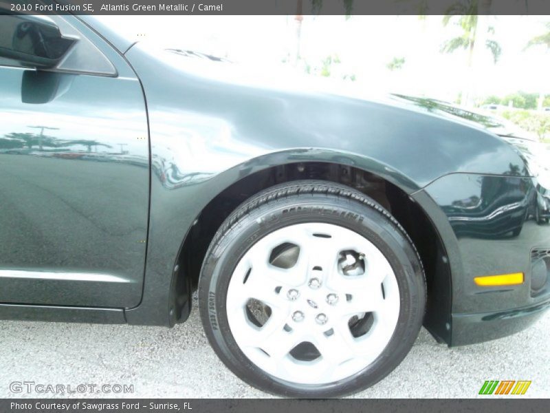 Atlantis Green Metallic / Camel 2010 Ford Fusion SE