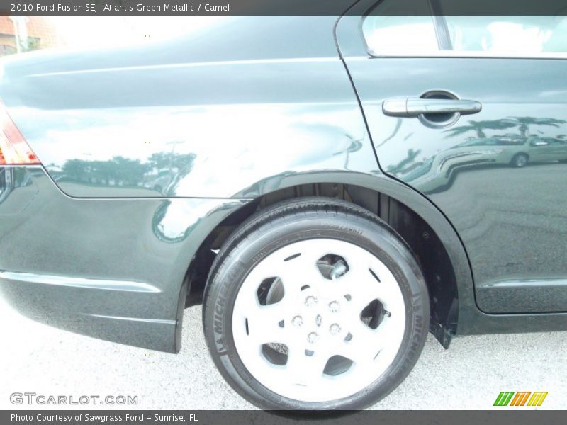 Atlantis Green Metallic / Camel 2010 Ford Fusion SE